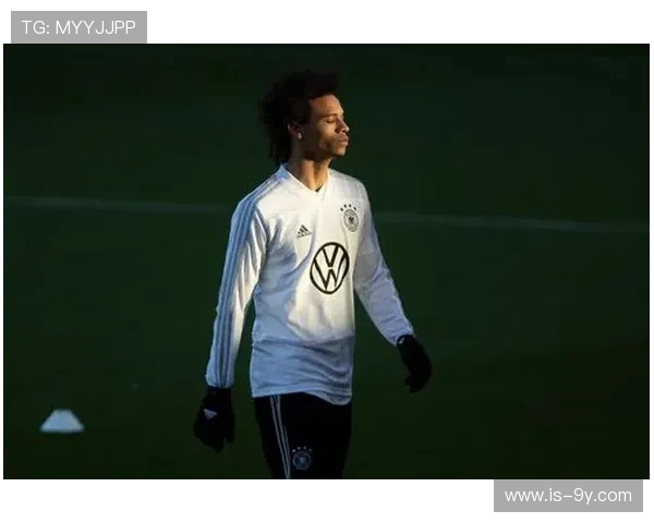 德国红黑色足球球衣设计创新与文化传承融合探索